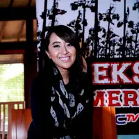 Chua akan mengibarkan sangsaka di dalam air dan dikelilingi hiu Seaworld, Ancol. (Wimbarsana/Bintang.com)