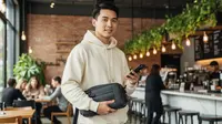 Nggak Cuma Fungsional, Ini Rekomendasi Handbag Stylish yang Bikin OOTD Pria Makin On Point