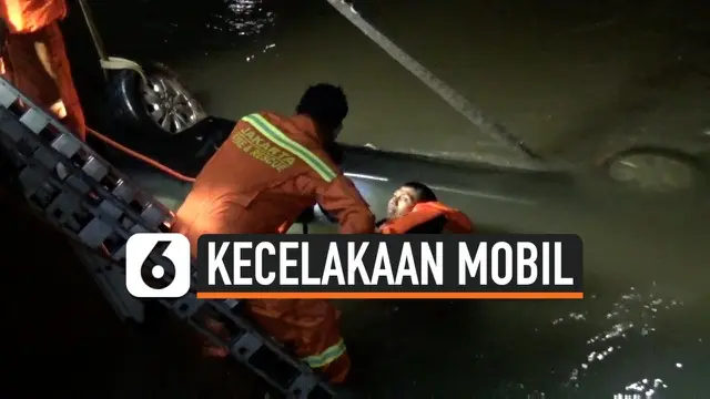 VIDEO: Sopir Banting Setir, Mobil Terperosok ke Kalimalang