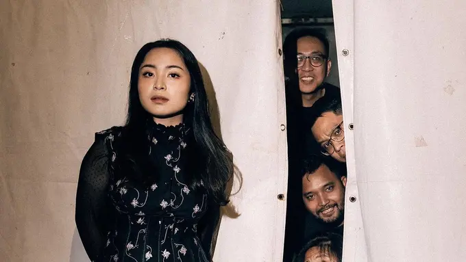 6 Inspirasi Look Serba Hitam Anti Monoton ala Bernadya
