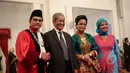 Manahan Malontige Pardamean Sitompul berpose bersama para undangan yang hadir usai pelantikan sebagai Hakim Konstitusi di Istana Negara, Jakarta, Selasa (28/4/2015). (Liputan6.com/ Faizal Fanani)