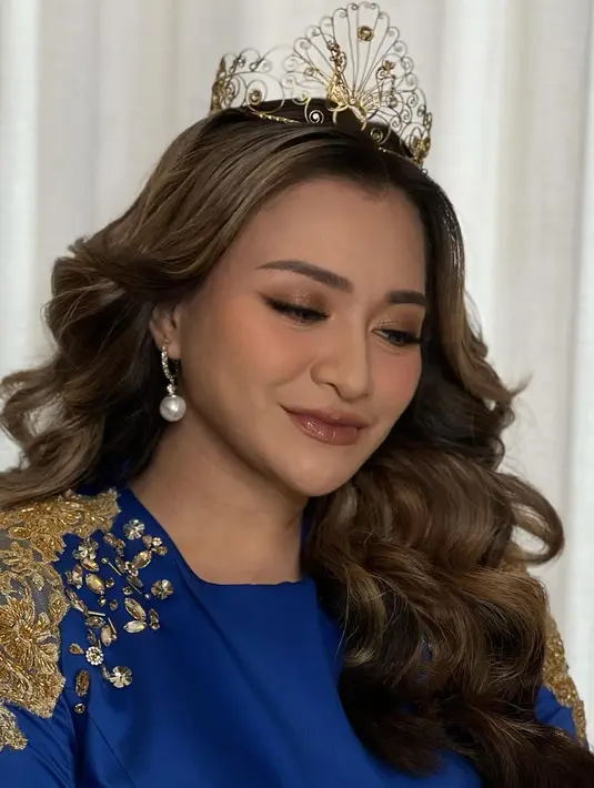 Pamer senyuman manis, Nathalie Holscher makin cantik. Warna eyeshadow Nathalie sama dengan lipstiknya dan kemudian ditambahkan glitter yang membuat tampilan mata jadi lebih berkilau. Meski bold, namun tema makeup Nathalie ini simpel. Untuk bagian mata, MUA Rossy Pramita hanya menonjolkan pada eyeshadow, sementara eyelinernya sangat tipis namun tetap terlihat. (Liputan6.com/IG/@ochiipramita)