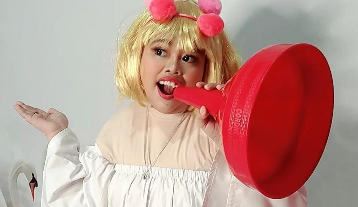 Ada-ada saja tingkah selebgram Rahmawati Kekeyi Putri Cantikka atau yang akrab disapa Kekeyi. Baru-baru ini ia bikin parodi video klip “Pop” dari pesohor Korea Selatan, Nayeon. Video musiknya dirilis di YouTube pada awal Juli dan ditanggapi beragam oleh netizen +62. Gara-gara “Pop” dengan kearifan lokal ini, Kekeyi punya nama baru yakni Keyon. (Foto: Dok. Instagram @rahmawatikekeyiputricantikka23)