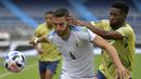 Gelandang Uruguay, Rodrigo Bentancur, berebut bola dengan gelandang Kolombia, Jefferson Lerma, pada laga kualifikasi Piala Dunia 2022 zona CONMEBOL di Estadio Metropolitano Roberto Melendez, Sabut (14/11/2020) dini hari WIB. Uruguay menang 3-0 atas Kolombia. (AFP/Raul Arboleda)