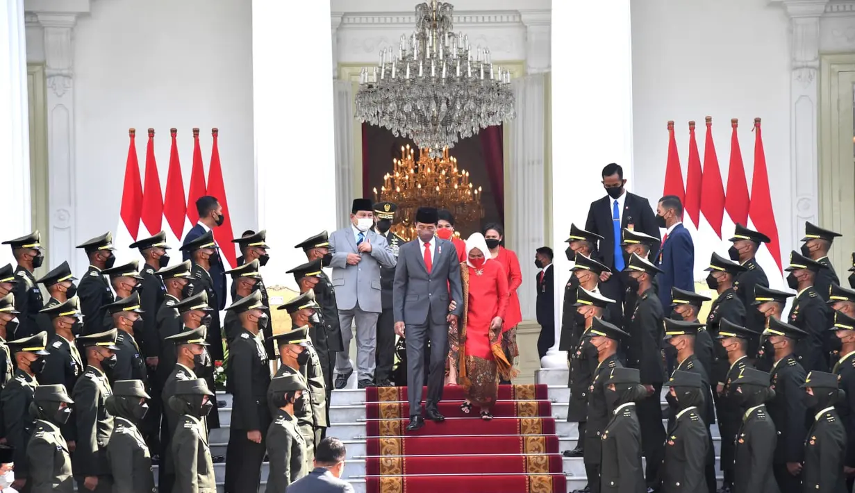 Presiden Joko Widodo didampingi Ibu Negara Iriana menghadiri upacara dalam Prasetya Perwira (Praspa) TNI-Polri tahun 2022 di halaman Istana Merdeka, Jakarta, Kamis (14/7/2022). Perwira yang dilantik Presiden, terdiri atas lulusan Akademi Militer 292 orang, lulusan Akademi Angkatan Laut sebanyak 107 orang. (Foto: Biro Pers Sekretariat Presiden)