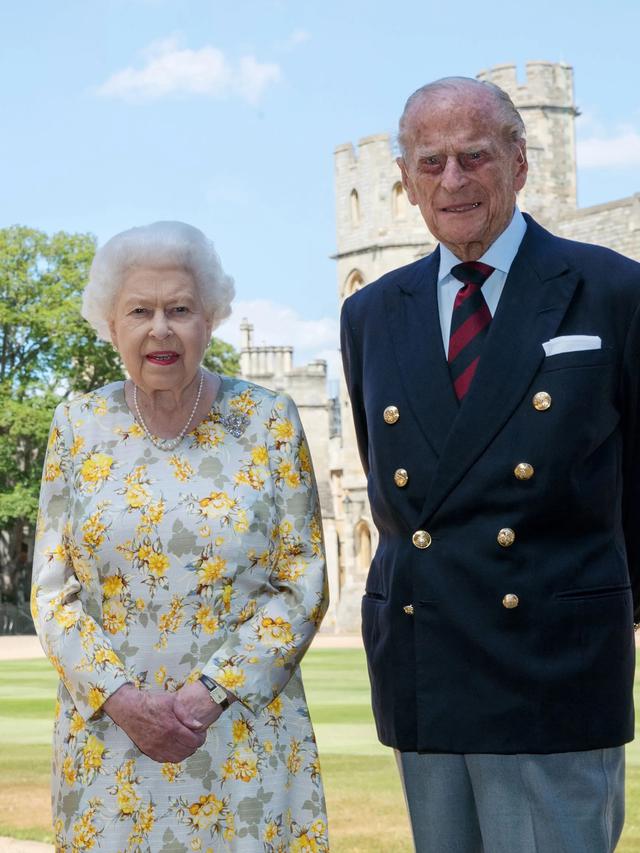 Ratu Elizabeth II dan Pangeran Philip dalam foto yang diunggah untuk merayakan ulang tahun Duke of Edinburgh ke-99. Foto ini diduga telah diedit. (AP/Steve Parsons)