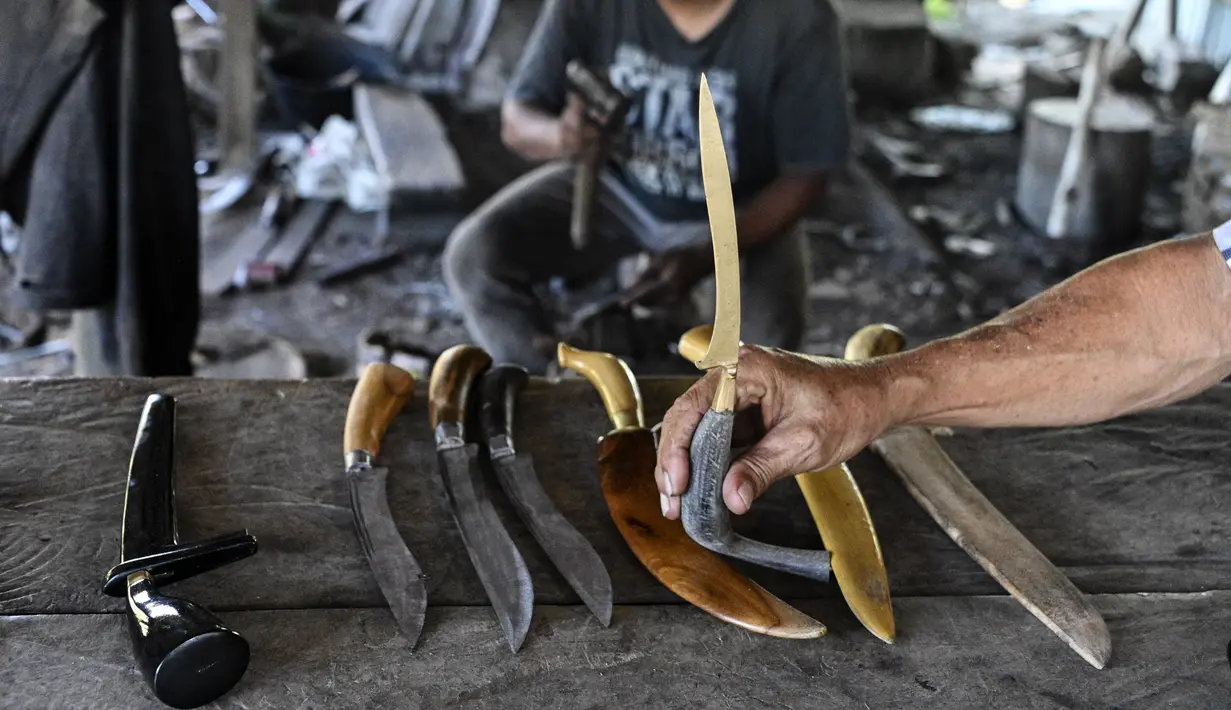 bengkel di Sibreh, provinsi Aceh (5/10/2021). Rencong merupakan simbol identitas diri, keberanian, dan ketangguhan Suku Aceh. (AFP/Chaideer Mahyuddin)