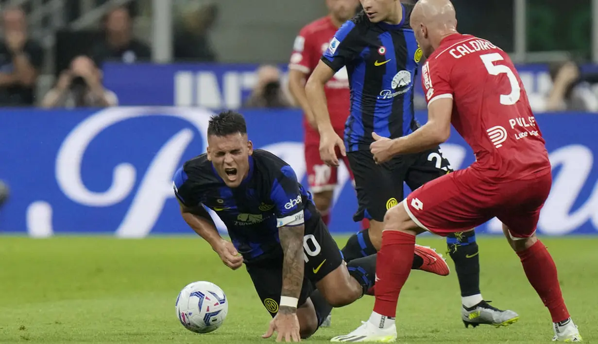 Pemain Inter Milan, Lautaro Martinez, terjatuh saat melawan Monza pada laga perdana Serie A musim 2023/2024 di Stadion Giuseppe Meazza, Minggu (20/8/2023). Inter Milan menang dengan skor 2-0. (AP Photo/Luca Bruno)