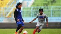 Ahmad Bustomi mencetak dua gol pada laga uji coba Arema melawan Arema U-21, Senin (8/8/2016). Sinyal debut di TSC? (Bola.com/Iwan Setiawan)