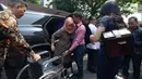 Dokter gigi Romi Syofpa Ismael tiba untuk menemui Mendagri Tjahjo Kumolo di Kemendagri, Jakarta, Rabu (31/7/2019). drg Romi penyandang disabilitas yang menduduki peringkat pertama saat tes tapi gagal menjadi CPNS di Solok Selatan, Sumbar datang untuk mencari keadilan. (merdeka.com/Imam Buhori)