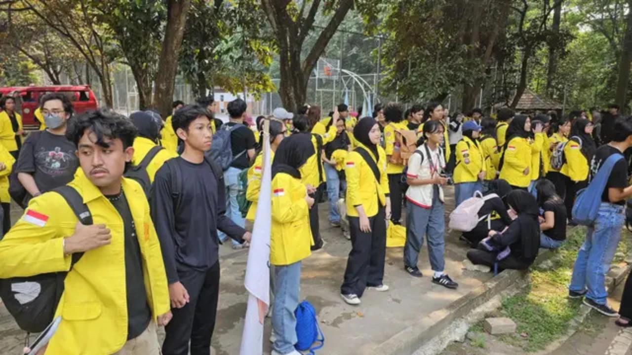 Demo Mahasiswa di Jakarta, Polisi Halau Massa Alihkan Lokasi dari Bundaran HI ke Patung Kuda