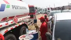 Petugas melakukan pengisian BBM untuk kendaraan pemudik di Rest Area KM 344 Tol Fungsional Pemalang-Batang, Jawa Tengah, Senin (11/6). Selama arus mudik Lebaran 2018, PT Pertamina menyediakan kios BBM. (Liputan6.com/Arya Manggala)