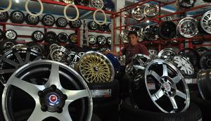 Kurun enam bulan terkhir, penjualan berbagai velg mobil variasi di Palu, Sulawesi Tengah, terus mengalami peningkatan tajam.