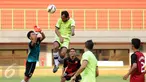 Pemain Persipasi Bandung Raya (PBR), Leonard Tupamahu menyundul bola saat laga melawan Bekasi Putra di Stadion Patriot, Bekasi, Selasa (25/8/2015). Jelang berlaga di Piala Presiden 2015, PBR terus mematangkan pola. (Liputan6.com/Helmi Fithriansyah) 