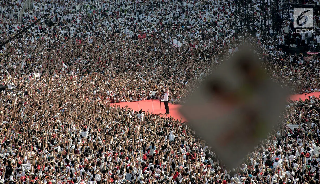Capres nomor urut 01 Joko Widodo atau Jokowi memberikan pidato pada kampanye akbar di Stadion Utama GBK, Senayan, Jakarta, Sabtu (13/4). Jokowi menyampaikan rasa terima kasihnya kepada semua pihak yang sudah hadir di Stadion GBK dalam rangka Konser Putih Bersatu. (merdeka.com/Imam Bukhori)