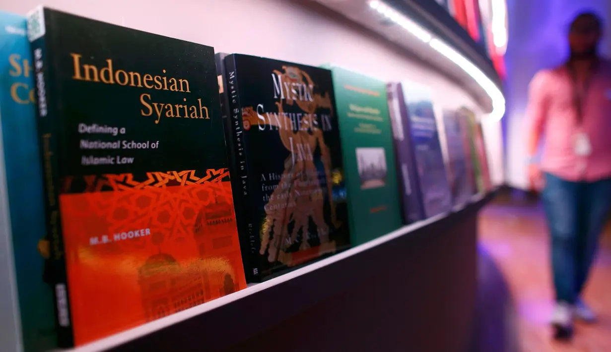 Sejumlah buku tampak berjajar rapi selama pameran Frankfurt book fair, Jerman, Selasa (13/10/2015). Pameran buku terbesar di dunia ini mengambil tema tentang sastra Indonesia. (REUTERS/Ralph Orlowski)