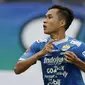 Selebrasi gelandang Persib, Erwin Ramdani pada laga lanjutan Piala Presiden 2019 yang berlangsung di Stadion Jalak Harupat, Kab Bandung, Kamis (7/3). Persib Bandung kalah 2-3 kontra Persebaya Surabaya. (Bola.com/M.Iqbal Ichsan)