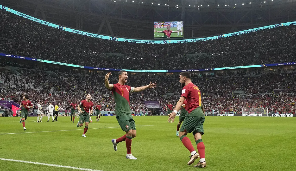 Bruno Fernandes menjadi pahlawan Portugal usai mencetak brace ke gawang Uruguay pada laga kedua Grup H Piala Dunia 2022. (AP Photo/Themba Hadebe)