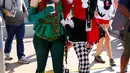 Dua wanita berpakaian seperti Poison Ivy dan Harley Quinn tiba untuk menghadiri acara Comic-Con International di San Diego, California, Amerika Serikat, (21/7). (REUTERS/Mike Blake)