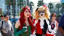 Dua wanita berpakaian seperti Poison Ivy dan Harley Quinn tiba untuk menghadiri acara Comic-Con International di San Diego, California, Amerika Serikat, (21/7). (REUTERS/Mike Blake)