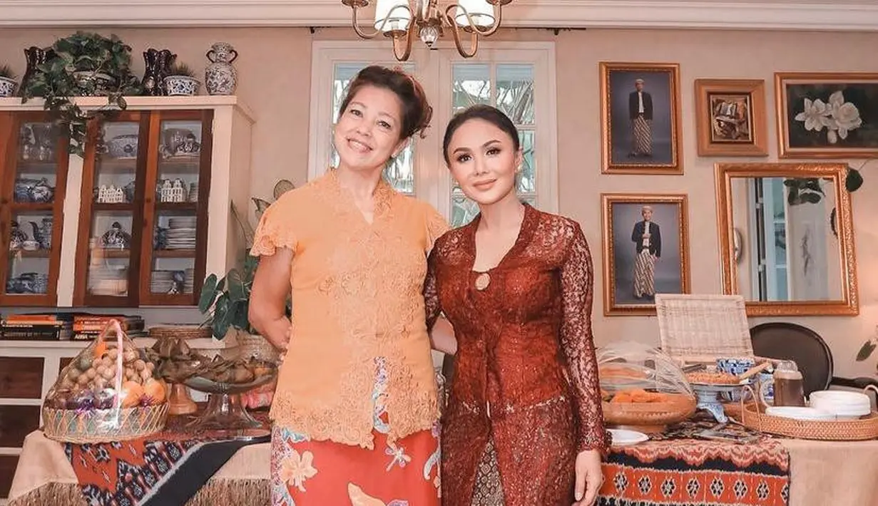 Long kebaya warna merah maroon tersebut dipadukan dengan kain songket warna senada. (Instagram/yunishara36).