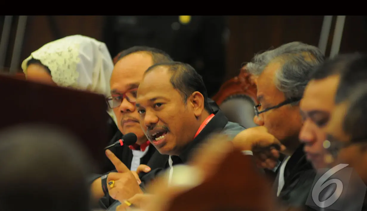 Sirra Prayuna kuasa Hukum dari pihak terkait pasangan Jokowi - JK memberikan beberapa pertanyaan kepada saksi termohon di Ruang Sidang Utama, Mahkamah Konstitusi dalam sidang sengketa Pilpres, Jakarta, Kamis (14/8/2014) (Liputan6.com/Andrian M Tunay)