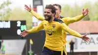 Pemain Oxford United merayakan kemenangan atas Burton Union dalam laga pekan ke-46 League One, Minggu (9/5/2021). (Istimewa)