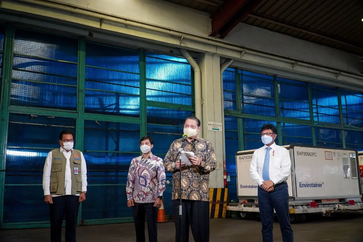Menteri Koordinator Bidang Perekonomian Airlangga Hartarto dalam konferensi pers kedatangan vaksin tahap ke 13 sebanyak 8 juta dosis bulk vaksin Sinovac yang telah sampai pada Selasa (25/5/2021).