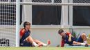 Pemain Timnas Spanyol U-17, Marc Guiu (kiri), mencari tempat teduh saat menjalani latihan dibawah sinar terik matahari yang berlangsung di Lapangan Sriwaru, Kecamatan Laweyan, Kota Solo, Rabu (8/11/2023). (Bola.com/Radifa Arsa)
