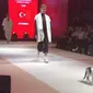 Kucing berlenggok di panggung catwalk Esmond International Fashion Show di Istanbul, Turki (26/10) (Instagram / @hknylcn)