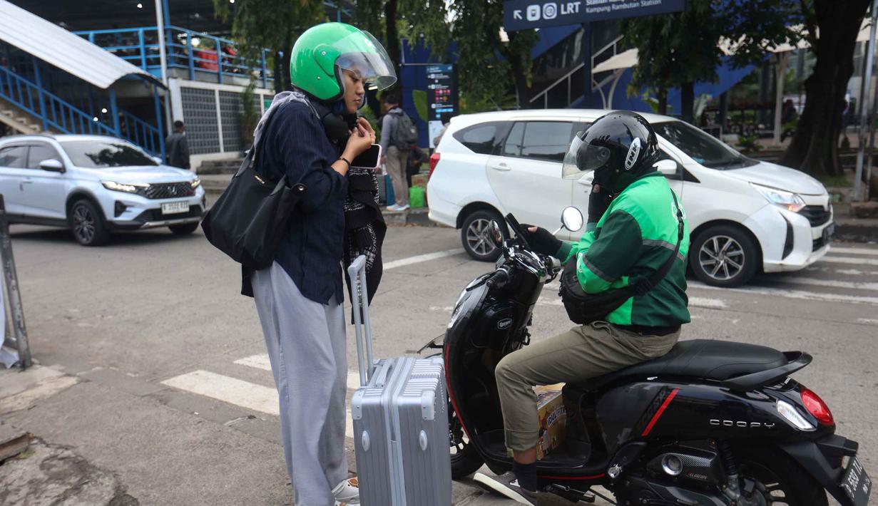 Penumpang bus Antar Kota Antar Provinsi (AKAP) dijemput ojek daring sesaat setelah tiba di Terminal Kampung Rambutan, Jakarta Timur, Rabu (25/3/2026). (Kapanlagi.com/Budy Santoso)