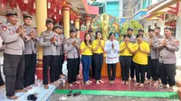 Perayaan Hari Raya Waisak 2023 digelar Polda Nusa Tenggara Barat (NTB). Diketahui, kegiatan ini dilaksanakan di Vihara Avalokitesvara Mataram, NTB oleh para personelnya yang beragama Buddha bersama masyarakat (Istimewa)