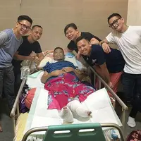 Oon dijenguk oleh para personel Project Pop di kediamannya. (Instagram/noona_bigos)