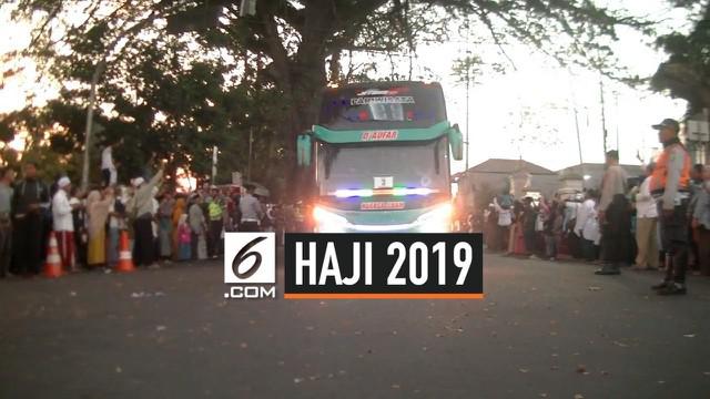5 orang menjadi korban insiden kecelakaan yang melibatkan bus pembawa calon jemaah haji asal Kota Sukabumi di Gedung Juang 45. 1 orang pengantar tewas, kasusnya ditangani oleh Polres Sukabumi.
