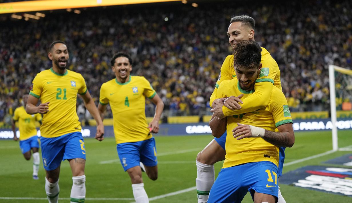 Brasil - Tim Samba berhasil memperpanjang rekor tak pernah absen di Piala Dunia sejak tahun 1930. Seleccao lolos ke Piala Dunia 2022 setelah berhasil bertengger di puncak klasemen dengan mengemas 34 poin dari 11 kemenangan dan sekali imbang dalam 12 laga yang sudah dijalani. (AP/Andre Penner)