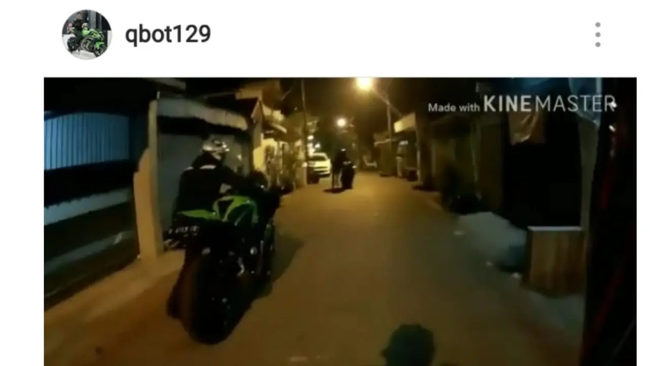 pengendara moge mendorong motornya saat melewati gang