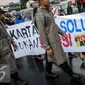 Petugas Kepolisian ikut mengawal demo tolak Ahok di Jakarta, Rabu (21/9). Dalam aksinya mereka melakukan longmarch dari Raden Saleh menuju KPUD Jakarta. (Liputan6.com/Faizal Fanani)