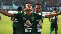 Misbakus Solikin mencetak gol kemenangan Persebaya atas Arema, Minggu (6/5/2018) di Stadion Gelora Bung Tomo, Surabaya. (Bola.com/Aditya Wany)