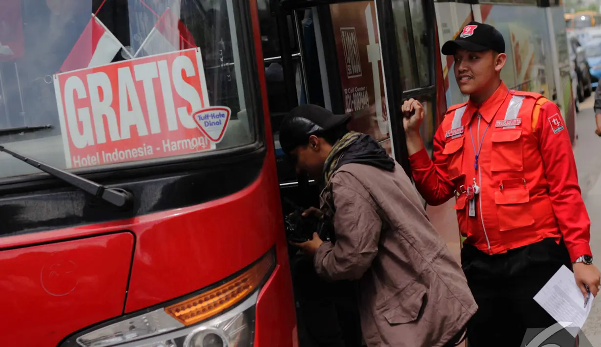 Seorang penumpang menaiki bus gratis di Thamrin, Jakarta, Rabu (17/12/2014). (Liputan6.com/Faizal Fanani)