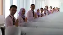 Petugas berfoto di sela pembukaan Japan Visa Application Centre di Jakarta, Jumat (8/9). Diharapkan JVAC dapat meningkatkan pelayanan dan keamanan aplikasi visa, dengan mengurangi kepadatan dan mempersingkat waktu tunggu. (Liputan6.com/Faizal Fanani) 