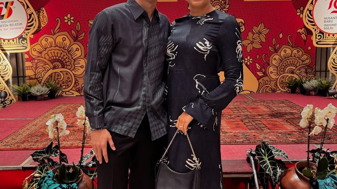 Pemain Timnas Naturalisasi Sandy Walsh Unggah Momen Kenakan Batik