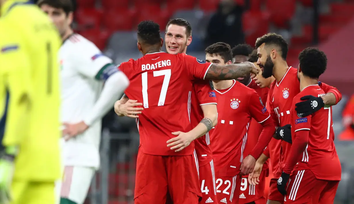 Pemain Bayern Munchen merayakan gol yang dicetak Niklas Suele ke gawang Lokomotiv Moscow pada laga Grup A Liga Champions di Allianz Arena, Kamis (10/12/2020) dini hari WIB. Bayern Munchen menang 2-0 atas Lokomotiv Moscow. (AP Photo/Matthias Schrader)