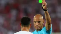 KARTU HIJAU - Kartu Hijau akan digunakan di ajang Serie B untuk mengapresisasi tindakan sportif pemain. (Daily Mirror)