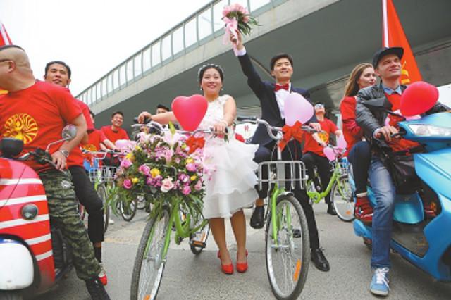 Sepasang pengantin konvoi pakai sepeda karena lebih hemat biaya | Photo: Copyright shanghaiist.com