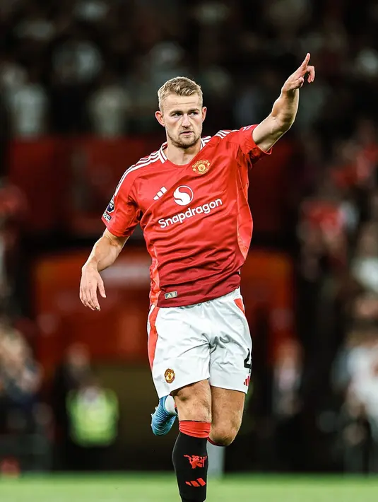 Manchester United akhirnya berhasil mendatangkan Matthijs de Ligt dari bayern Munchen. Kehadiran De Ligt menjadi tambahan berharga untuk lini belakang Manchester United. Absennya Leny Yoro memberikan kesempatan besar kepada De Ligt untuk menjadi bintang baru di Old Trafford. (FOTO: instagram.com/manchesterunited/)