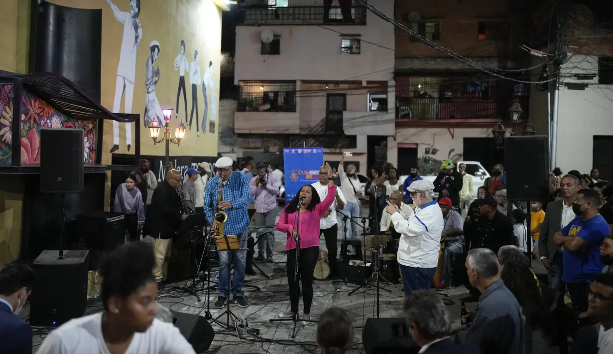 Penyanyi Enggi Blanco, tengah, tampil selama peresmian festival film pertama yang menampilkan film-film Venezuela di lingkungan San Agustín, Caracas, Venezuela (23/5/2022). (AP Photo/Ariana Cubillos)