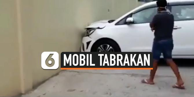 VIDEO: Bikin Nyesek, Mobil Baru Keluar Dealer Langsung Tabrak Tembok