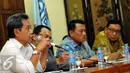 Pengamat Politik dan Militer, Kusnanto Anggoro (kiri) memberikan pernyataan saat diskusi bersama PARA Syndicate di Jakarta, Jumat (11/3/2016). Diskusi membahas Supersemar: Dari Soekarno ke Soeharto. (Liputan6.com/Helmi Fithriansyah)
