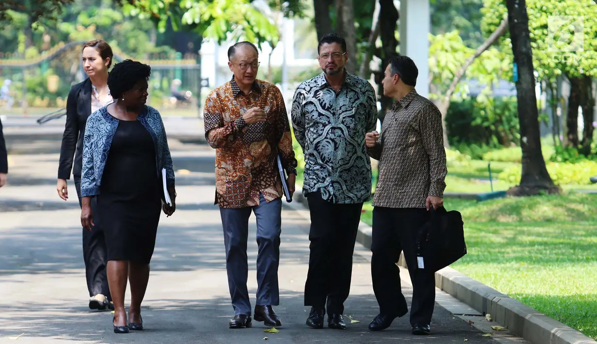 Presiden Bank Dunia, Jim Yong Kim beserta delegasi berjalan meninggalkan kompleks Kompleks Istana Kepresidenan, Jakarta, Rabu (26/7). Jim Yong Kim beserta rombongan datang ke Istana untuk bertemu dengan Presiden Jokowi. (Liputan6.com/Angga Yuniar)