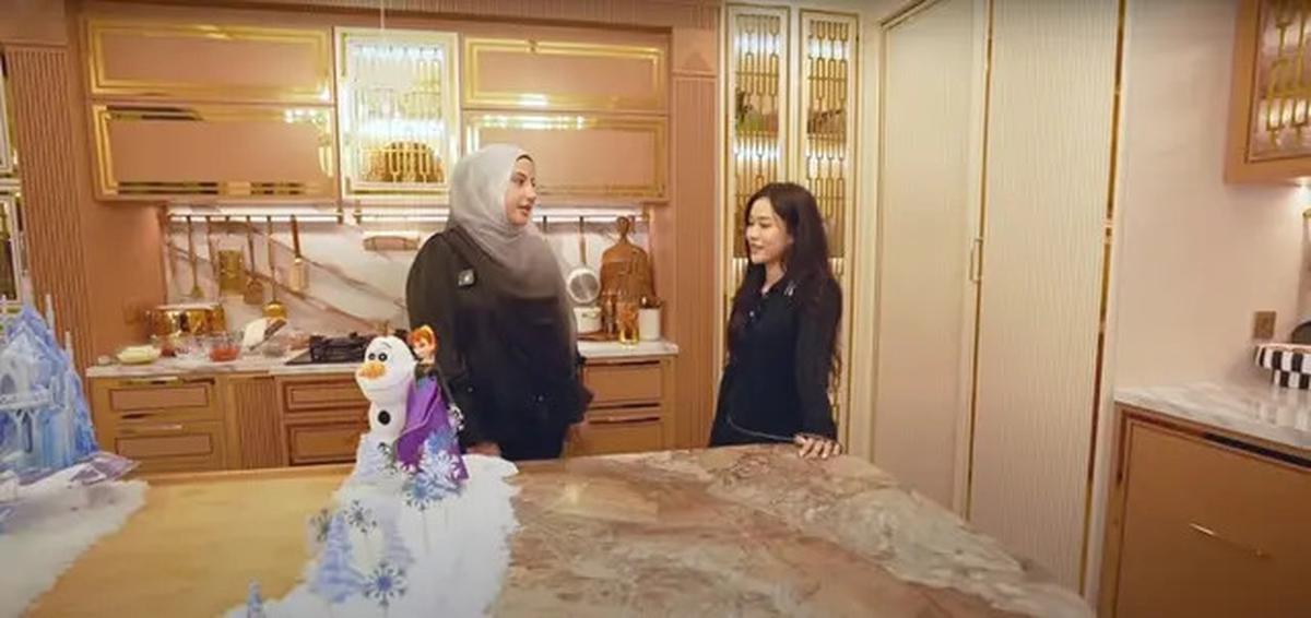 10 Potret Dapur Rumah Tasyi Athasyia, Super Canggih hingga Estetika Glamor dengan Sentuhan Putih dan Emas